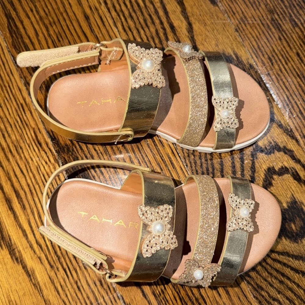 Tahari Gold Kids Sandals with Pearl Accents 7C - Picture 2 of 6